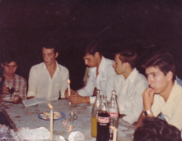 Foto 02: Lugar: Campo de juego. Conmemoración año 1981. 4569: OLMEDO, Daniel Eduardo, 1961; 4244: LEDESMA, Marcos, 1959; RAD, Osmar; 4645: GIL, David Raúl, 1961; 4570: REVERBERI, Alberto Daniel, 1961