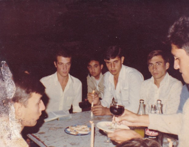 Foto 03: Lugar: Campo de juego. Conmemoración año 1981:. 4642: GALLIENI, Abel Ricardo, 1961; 4569: OLMEDO, Daniel Eduardo, 1961; 4244: LEDESMA, Marcos, 1959; 4571: VIRGA, Oscar Alberto, 1961; RAD, Osmar; 4645: GIL, David Raúl, 1961; ¿Gómez?