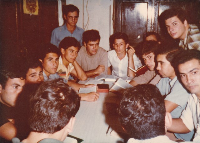 Foto 04: Lugar: La Rivera . Año: 1980. De izquierda a derecha, Miguel Gil, Juan Segovia, Daniel Longone, Carlos Delgado, Raúl Álvarez, Gilberto Paz, Héctor Iñiguez Alfredo Heredia y de pie detrás Bonano y Sciangula.