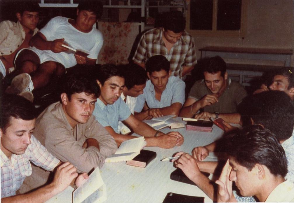 Foto 05: Lugar: La Rivera. Año: 1980: De izquierda a derecha, Alonso, González, Iñiguez, Alfredo Heredia, Daniel Longone,, Carpios, Miguel Gil, Juan Segovia,  Carlos Delgado, En La cama: Rosso, Dominguez,  y de pie detrás Antonio Sciangula.
