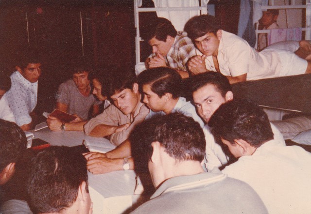 Foto 06: Lugar: La Rivera. Año: 1980: De izquierda a derecha, Bustamante, Rad, Alonso, González, Iñiguez, Alfredo Heredia , (de espalda) Carpios, Daniel Longone, Miguel Gil, Juan Segovia,  Carlos Delgado, En La cama: Antonio Sciangula y Rosso.